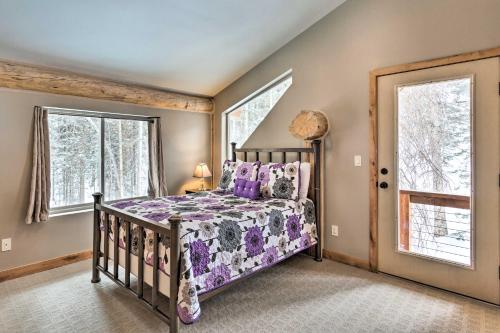 Giường trong phòng chung tại Fox Farm Retreat Hillside Telluride Home with Sauna