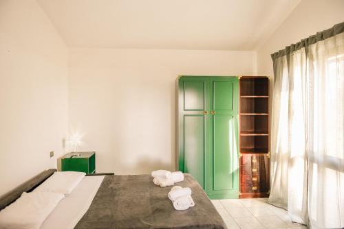 En eller flere senger på et rom på Appartamenti Su Nenneri