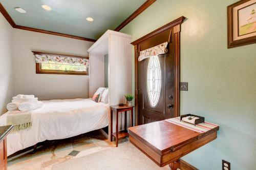 um quarto com uma cama, uma mesa e uma janela em Garden House em San Diego