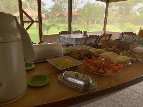 Alta Vista Amazon Lodge في Manacapuru: طاولة مليئة بأطباق الطعام في الأعلى