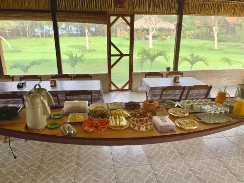 Alta Vista Amazon Lodge في Manacapuru: طاولة مليئة بأنواع مختلفة من الطعام