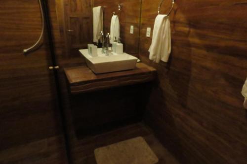 a bathroom with a sink and a mirror at Alta Vista Amazon Lodge in Manacapuru