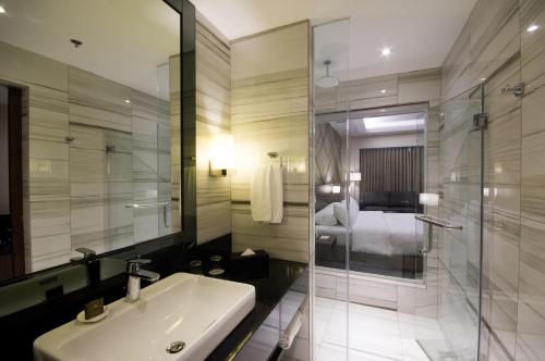 Bathroom sa Luxent Hotel