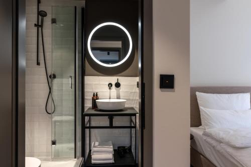 
Ein Badezimmer in der Unterkunft THE ADAMS - Self Check In Hotel
