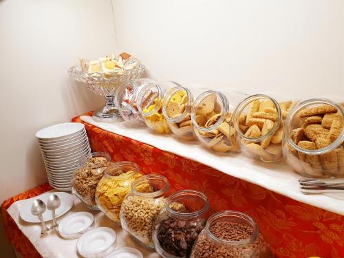 a shelf filled with lots of different types of food at Hotel Villa Stucky in Mogliano Veneto