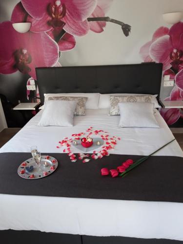 a bed with a black and white bedspread with flowers on it at VILLA L'ESTAQUE in Armação de Pêra