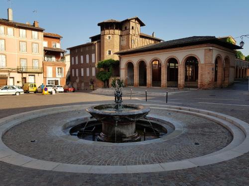 une fontaine au milieu d'une ville dans l'établissement La tour du Griffoul, à Gaillac