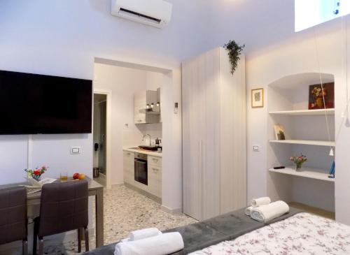 um pequeno apartamento com uma cozinha e uma sala de jantar em Treehouse em Bari