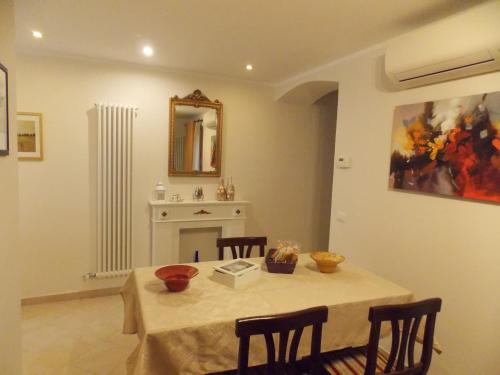 uma sala de jantar com uma mesa com cadeiras e uma lareira em La Casa di Sonia Apartment em Veneza