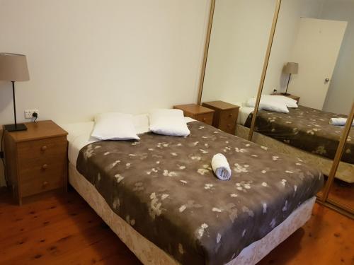 Cama ou camas em um quarto em Accommodation Sydney Frenchs Forest 3 bedroom House with Large Outdoor Entertainment Area and Onsite Parking