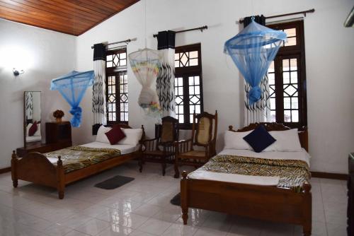 Cama o camas de una habitación en Antique Tourists Lodge
