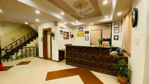 une chambre avec un escalier et un comptoir dans une pièce dans l'établissement Hotel Classic Inn Near Jaipur Railway Station, à Jaipur