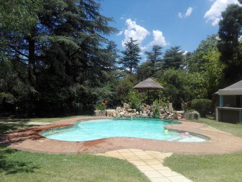 einen Pool im Garten mit Pavillon in der Unterkunft Silken Trap Accommodation NO LOADSHEDDING in Johannesburg