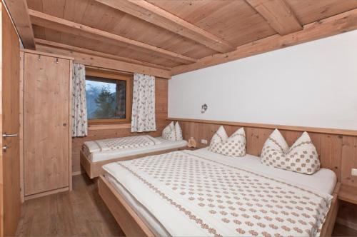 a bedroom with two beds and a window at Appartements Wallner in Uttendorf