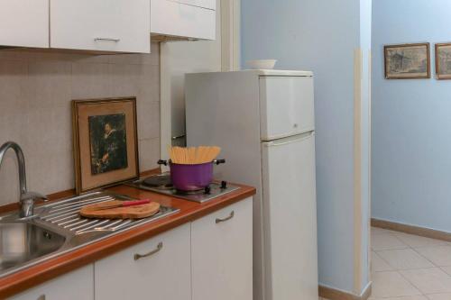 eine Küche mit einem weißen Kühlschrank und einer Spüle in der Unterkunft Residence Lodi in Rom
