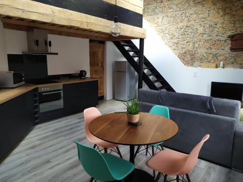 une cuisine et un salon avec une table et des chaises dans l'établissement Wine Loft 66, à Baixas