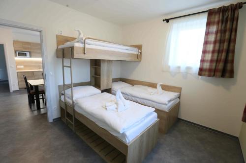 Posteľ alebo postele v izbe v ubytovaní Apartmány AURA