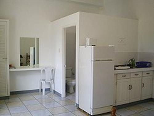 La cuisine est équipée d'un réfrigérateur blanc et d'un évier. dans l'établissement Top Ranking Hill View Guesthouse, à Speyside