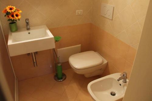 Baño pequeño con lavabo y aseo en Mono Eraclito, en Marina di Pescoluse