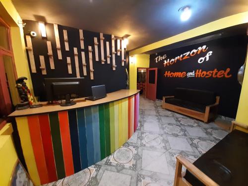 馬拉里的住宿－La Vaca India Manali，一间设有色彩缤纷的沙发吧的客房