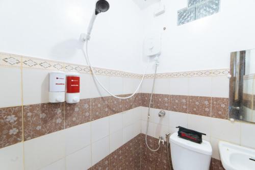Ένα μπάνιο στο RedDoorz at Pag Asa Rawis Legazpi
