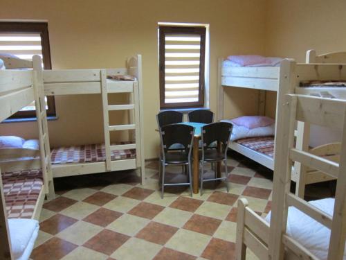 Łóżko lub łóżka piętrowe w pokoju w obiekcie Szkolne Schronisko Młodzieżowe PLUM