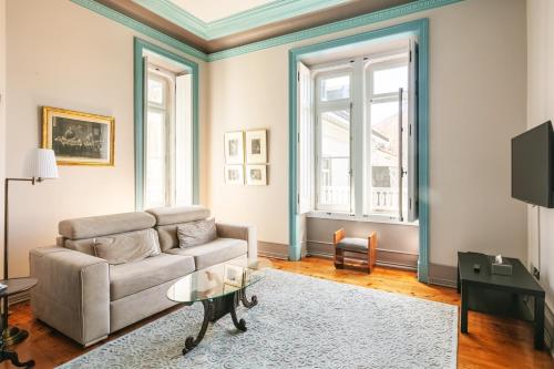 a living room with a couch and a table at Chalet Saudade in Sintra