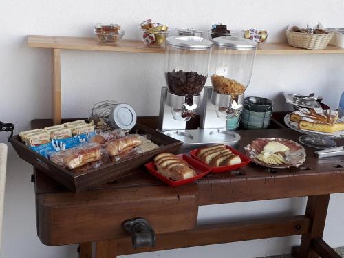 ein Tisch mit Brot und anderen Speisen darauf in der Unterkunft B&B Itufi in Colonnella