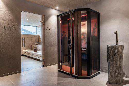 ブルーニコにあるHotel Restaurant Langgenhofのバスルーム(ガラス張りのシャワー付)が備わります。