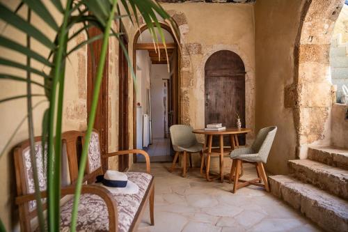 ハニア・タウンにあるSan Salvatore Monasteryのテーブル、椅子、テーブルが備わる客室です。