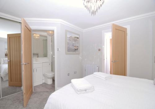 Gallery image of Twenty Three B - 3 bedroomed apartment in Lee-on-the-Solent