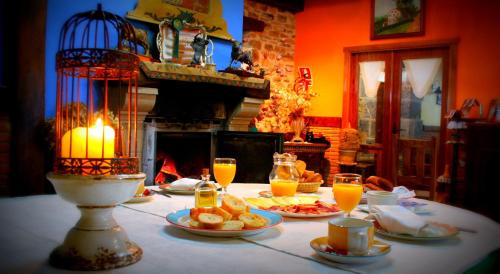 a table with plates of food and a bird cage at Perlakua Saka in Deba