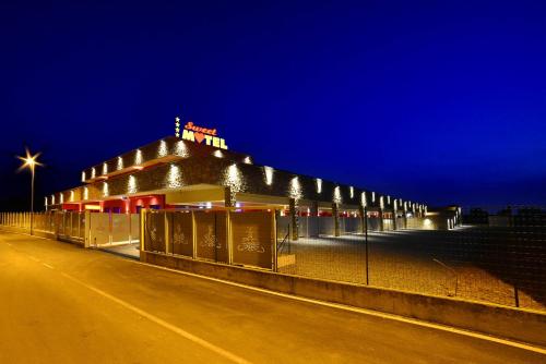 ein Gebäude mit Lichtern an der Straßenseite in der Unterkunft Sweet Motel in Verdello