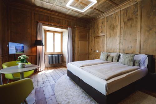 ポスキアーヴォにあるCa' del Borgo, Rooms & Suitesの大きなベッドとテーブルのある寝室