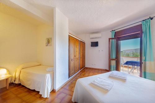 Cette chambre dispose de deux lits et d'un balcon. dans l'établissement Hotel Mare Blue, à Olbia