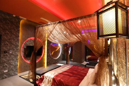 a bedroom with a bed with a canopy at Yosemite Motel - Taiyuan Branch in Taichung