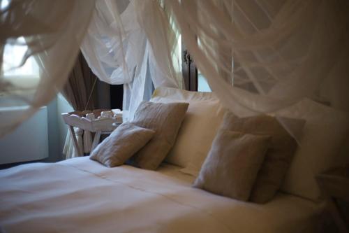Postel nebo postele na pokoji v ubytování Corte Rossetti Le Dimore Luxury B&B