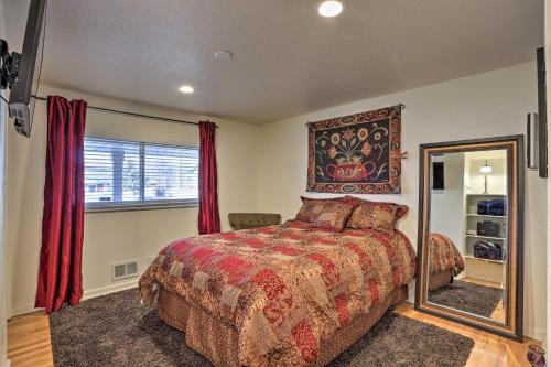 Voodi või voodid majutusasutuse Private Yard and Patio Denver Area Home! toas