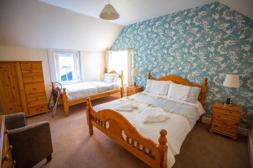 1 dormitorio con 1 cama, 1 silla y 1 ventana en Smithfield Hotel en Dounby