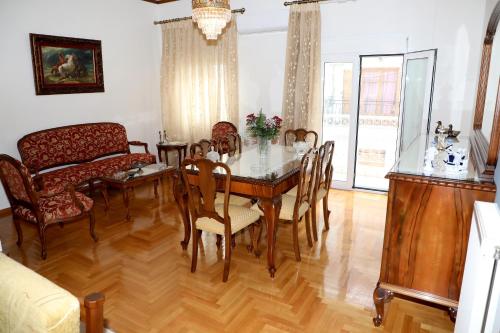 Posezení v ubytování Cosy 3bedroom Apartment in the center of Volos