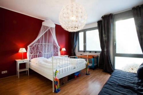 a bedroom with a canopy bed and a chandelier at Refugium am Engelbecken in Berlin