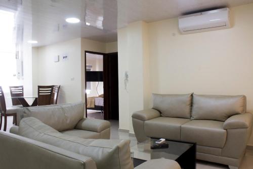 a living room with two couches and a table at APARTAHOTEL LION in Tuluá