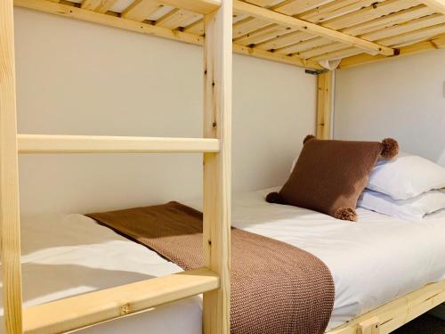 un par de literas en una habitación en Free Parking Stylish 3 Bed With Garden en Taunton