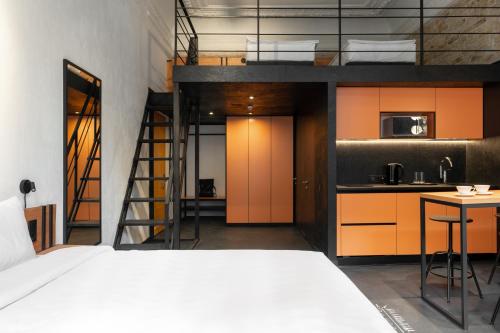 Una cocina o cocineta en Globe Runner Rooms & Dorms