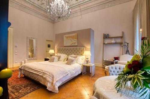 Postel nebo postele na pokoji v ubytování Corte Rossetti Le Dimore Luxury B&B