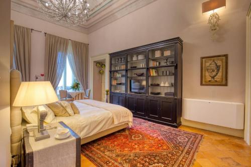Postel nebo postele na pokoji v ubytování Corte Rossetti Le Dimore Luxury B&B