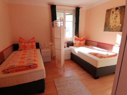 sypialnia z 2 łóżkami i oknem w obiekcie Apartments Haus Morgensonne w mieście Reidling