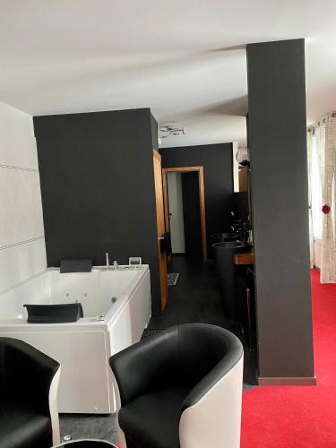 a room with black and white furniture and a red carpet at Salon Boyer in Épernay