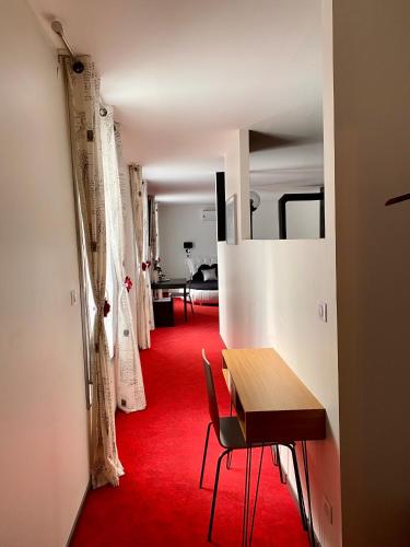 a room with a red carpet and a table and chairs at Salon Boyer in Épernay
