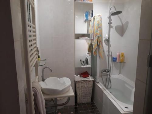 uma casa de banho com um chuveiro, um lavatório e uma banheira em Casa al mare em Lido di Fermo
